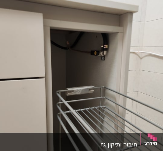 ארון מטבח פתוח עם מדף מתכת